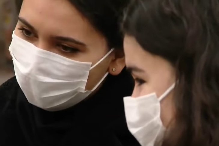 Maseczki ochronne powinniśmy nosić w miejscach publicznych. To może zmniejszyć ilość zakażeń koronawirusem.