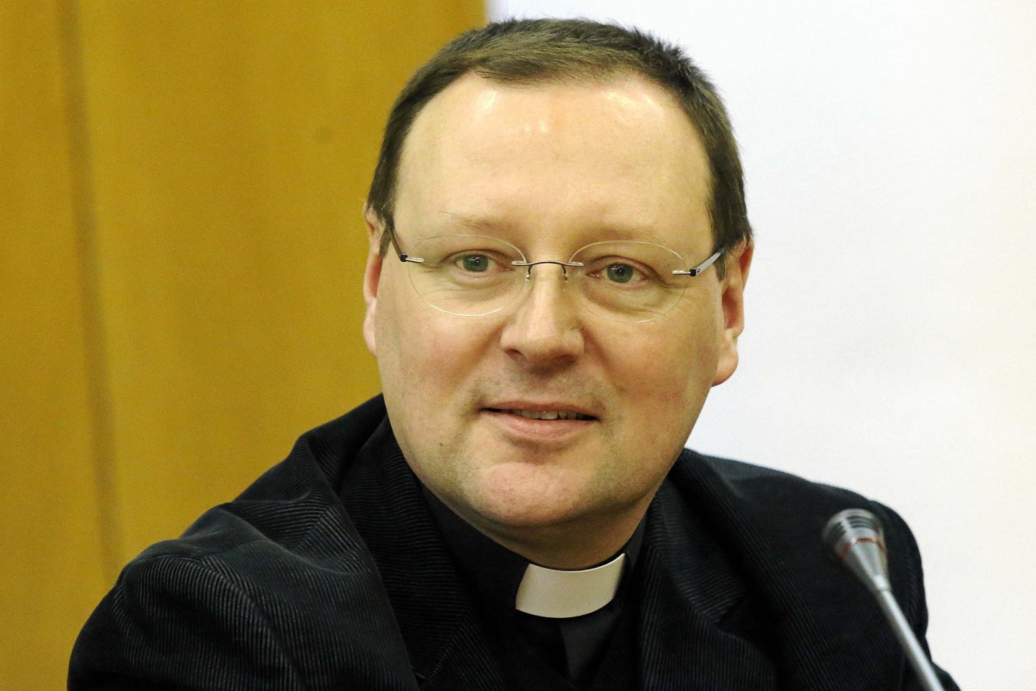 Ksiądz Jacek Grzybowski ocenia, że księża nie są od tego, by w czasie epidemii koronawirusa dbać o sanitarną czystość.