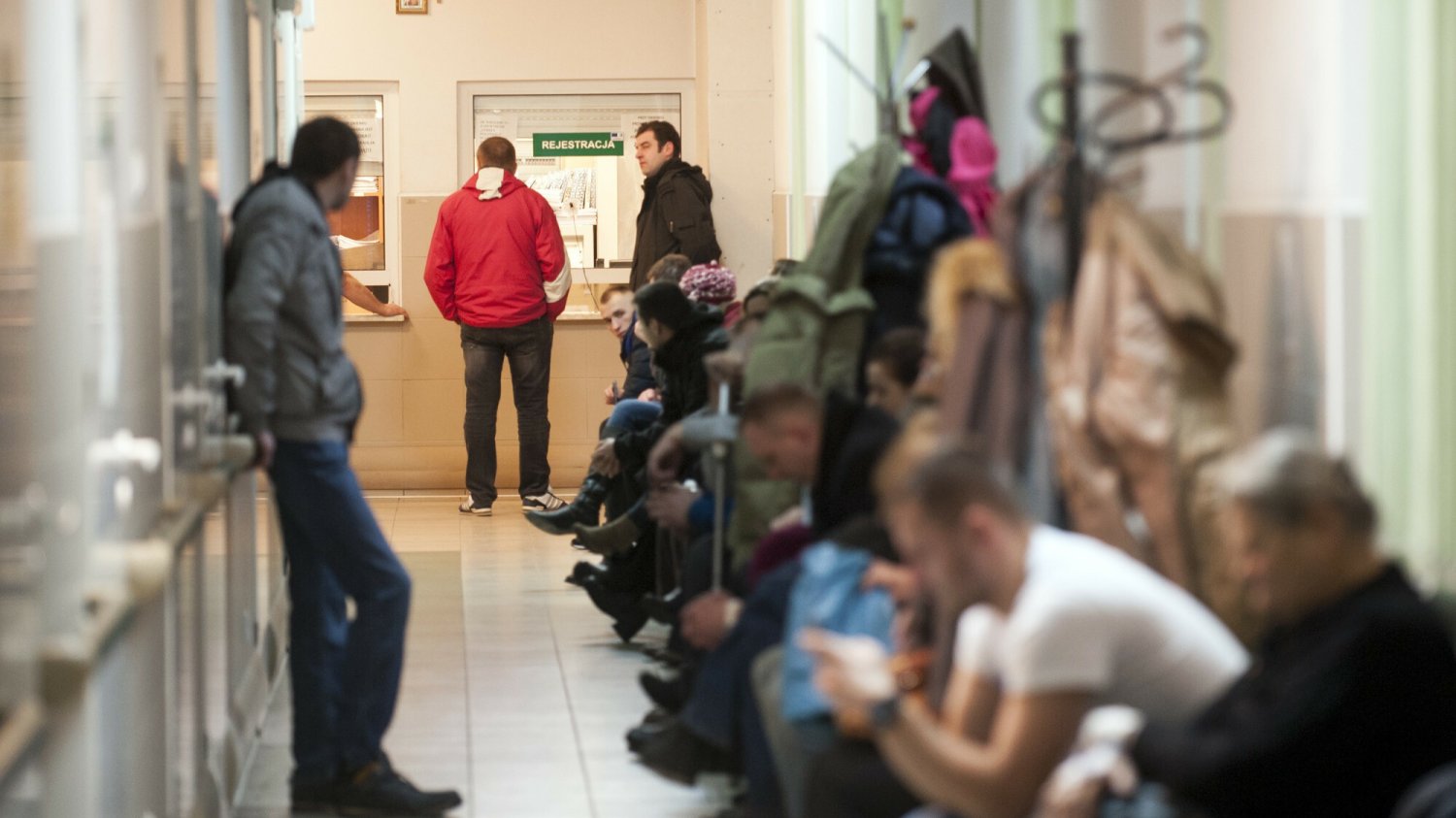 Dzieci, młodzi, starsi - dziś wszyscy stoją w kolejkach do lekarza, trwa sezon zachorowań