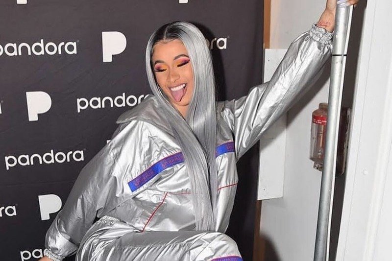 Cardi B wystylizowana w dresie Sandry Kpodonou