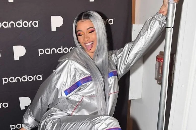 Cardi B wystylizowana w dresie Sandry Kpodonou