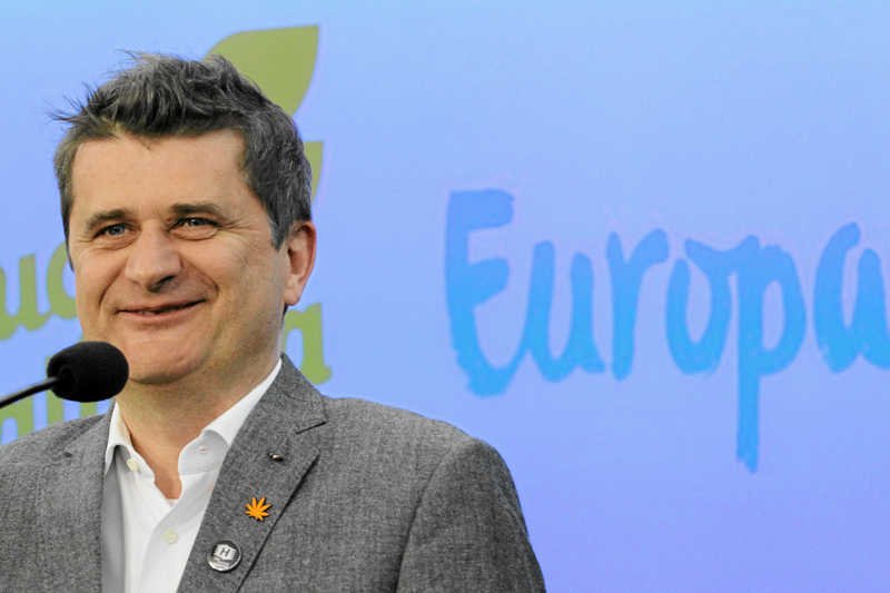 Janusz Palikot musi nadrabiać dobrą miną do złej gry, bo powietrze z jego projektu politycznego zeszło już dawno.