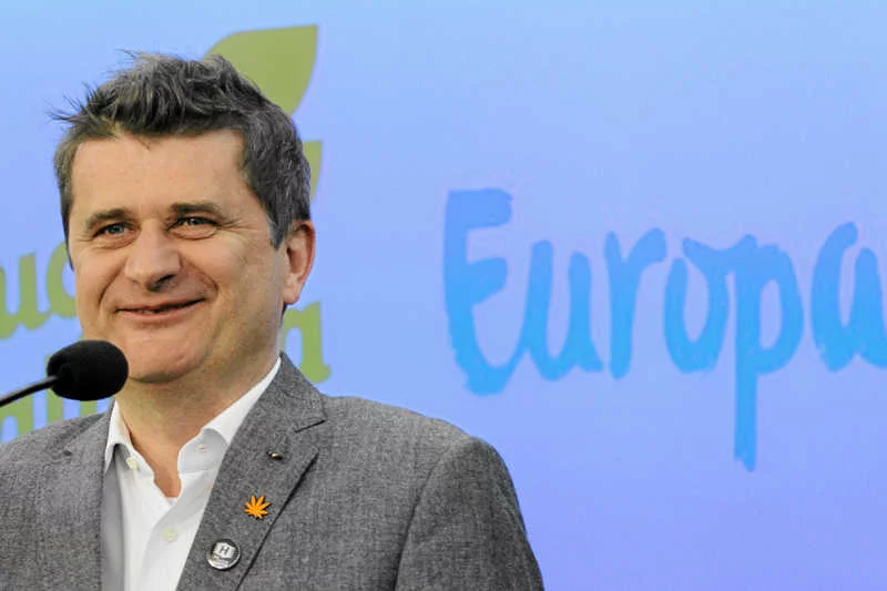 Janusz Palikot musi nadrabiać dobrą miną do złej gry, bo powietrze z jego projektu politycznego zeszło już dawno.