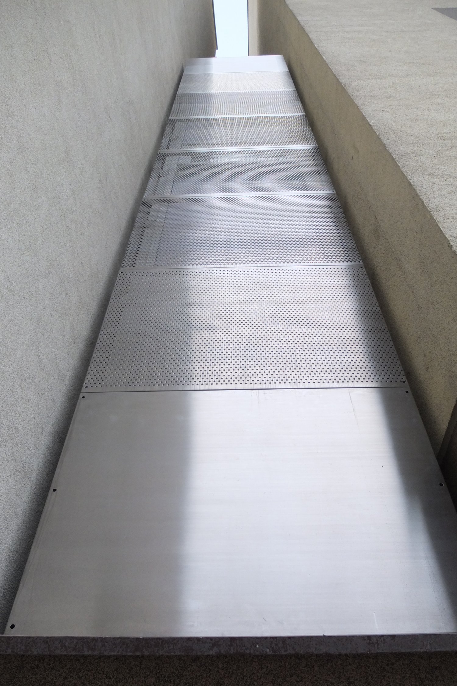 Elewacja najwęższego domu świata, w Warszawie przy ul. Żelaznej.