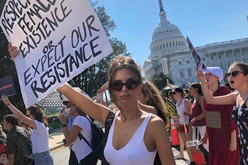 Emily Ratajkowski protestowała przeciwko kandydaturze Kavanaugh na sędziego Sądu Najwyższego. Została aresztowana przez policję.