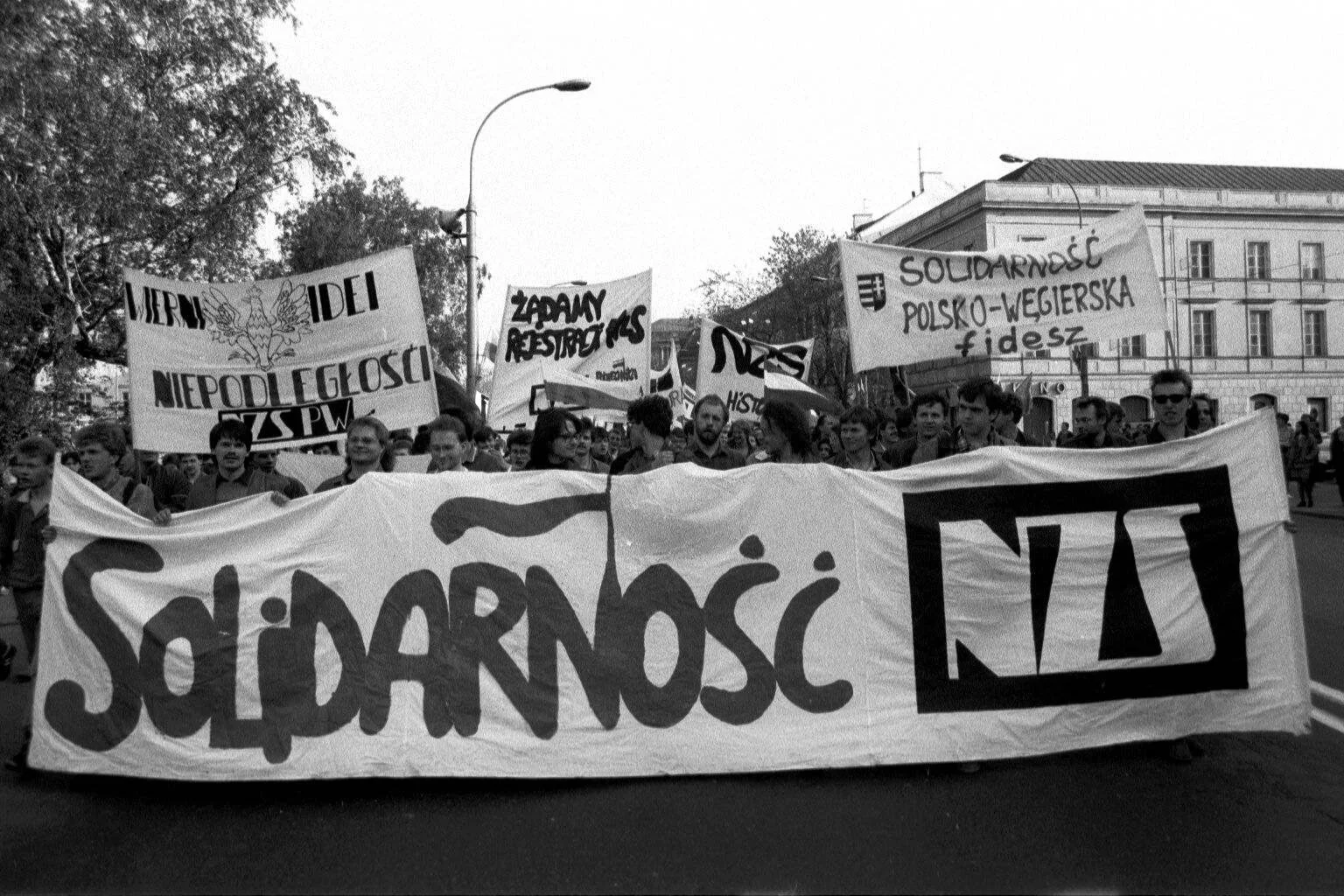 Obalenie komunizmu w Polsce było cudem, wielkim sukcesem Solidarności - podkreśla prof. Davies. Nz. Manifestacja studencka z 1989 roku.