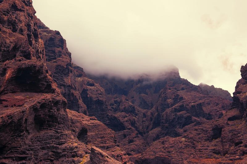 Marsjańskie góry spowite chmurami pyłu i kurzu.