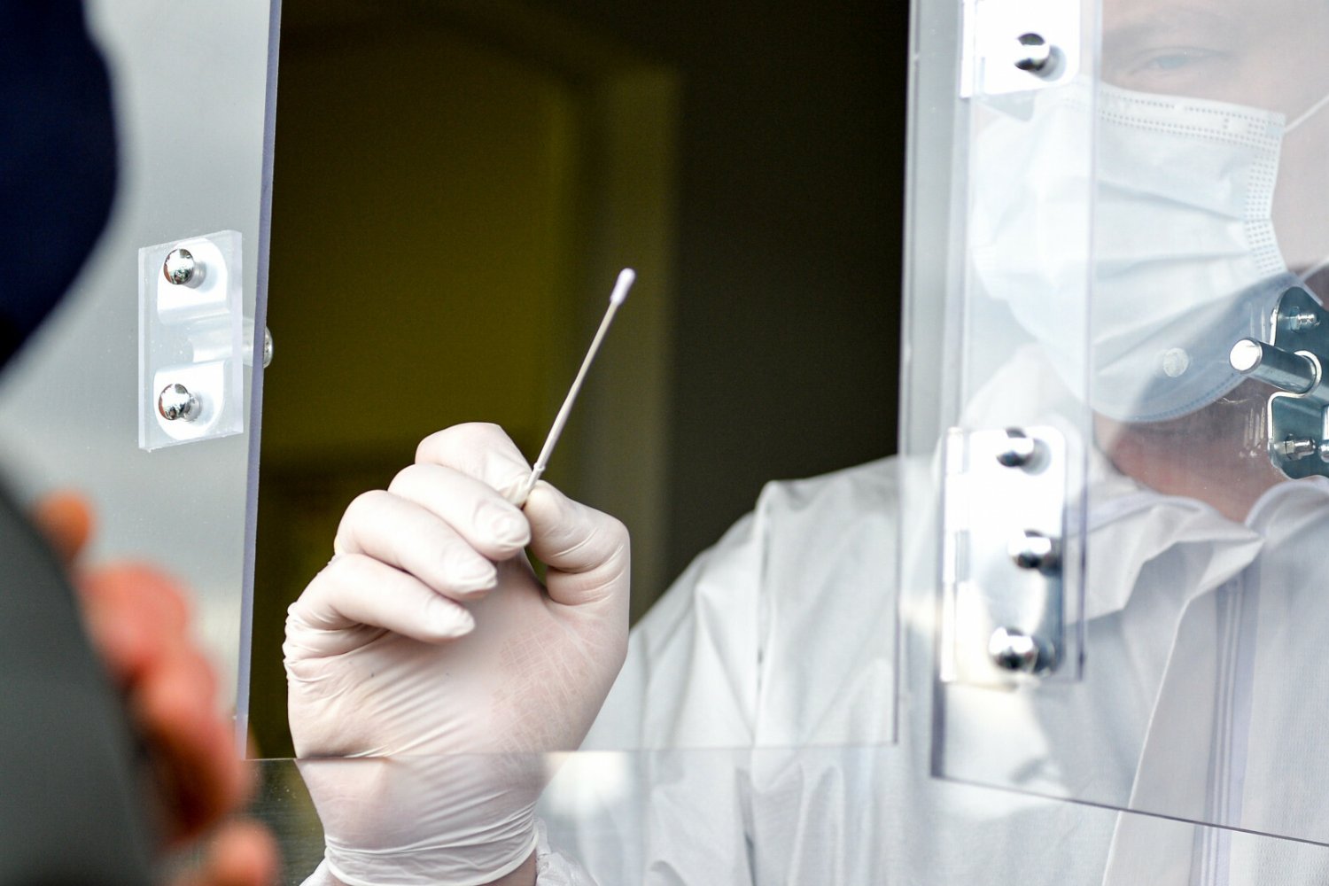 Projekt ustawy umożliwiający pracodawcom wprowadzenie obowiązku testowania pracowników jest już gotowy. PiS zbiera teraz podpisy.