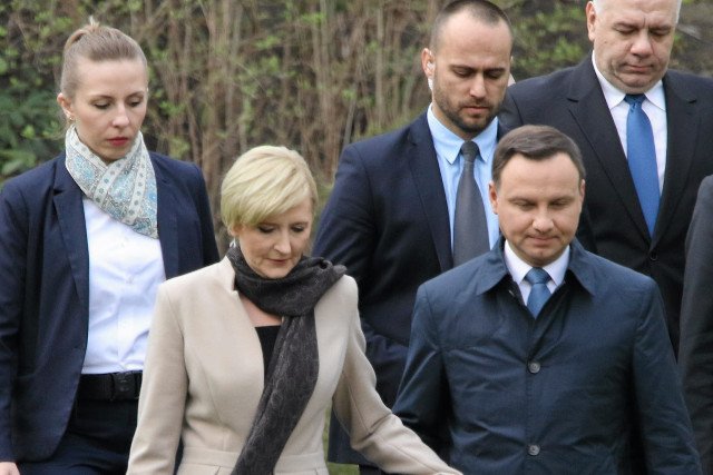 Na wakacje Polki i Polacy najchętniej pojechaliby z Dudami.