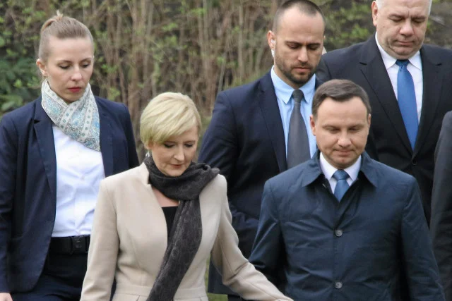Na wakacje Polki i Polacy najchętniej pojechaliby z Dudami.