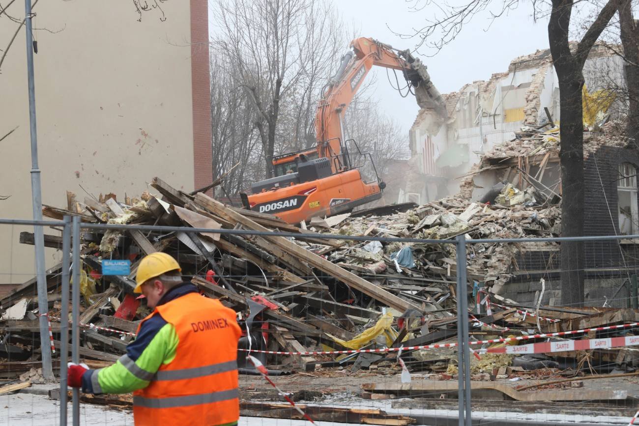 Ruiny plebanii zawalonej w wyniku wybuchu gazu w Katowicach