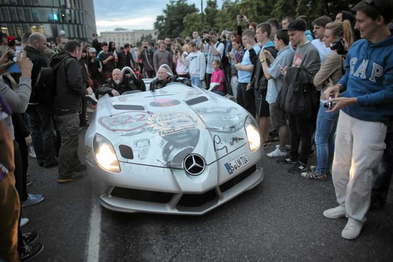 Gumball 3000 w Warszawie, na zdjęciu zapierający dech w piersiach mercedes