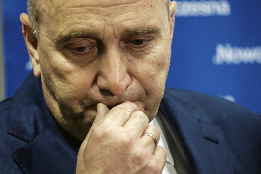 Grzegorz Schetyna ma ból głowy. Wyniki sondażowe jego partii u progu wyborów samorządowych nie przedstawiają się optymistycznie.