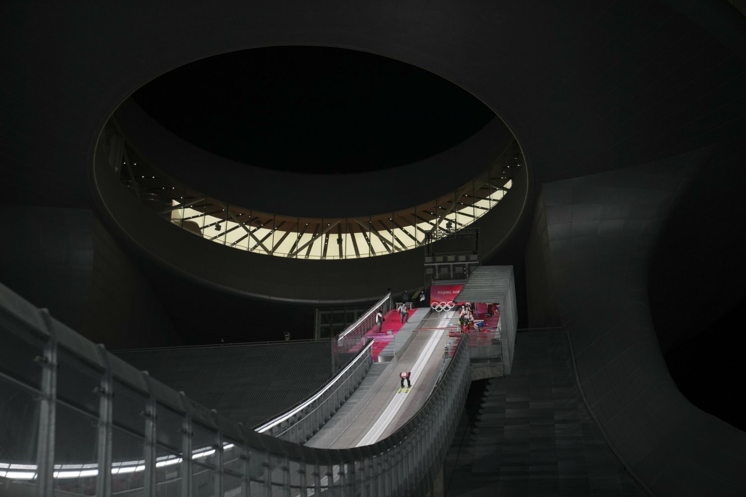 Kamil Stoch w pierwszej serii zawodów olimpijskich skoczył 137,5 metra i pobił rekord skoczni w Zhangjiakou