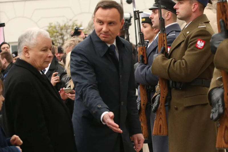 Prezydent Andrzej Duda jest krytykowany w PiS za to,  że nie wita prezesa Kaczyńskiego w drzwiach Belwederu