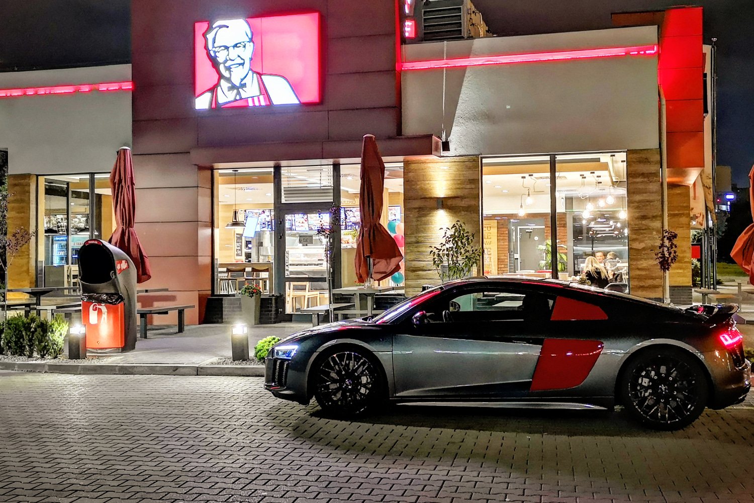 V10 plus, 610KM, 3,2 do setki, ale żadne cyfry nie oddadzą tego, co czuć w środku.