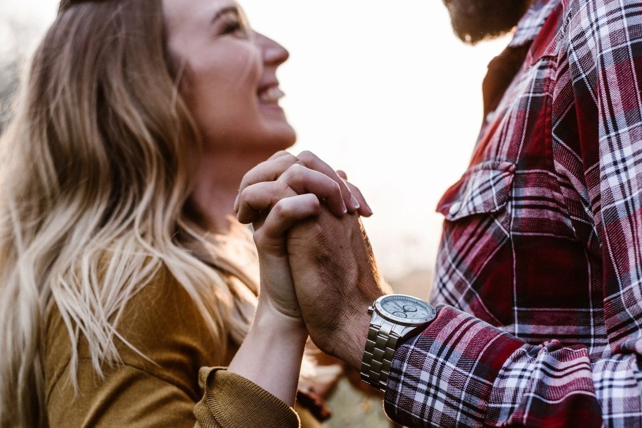 Dlaczego młodym mężczyznom przeszkadzają związki ich koleżanek ze starszymi facetami?