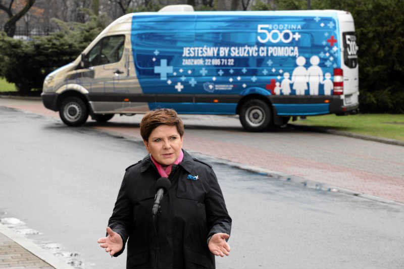 Beata Szydło chyba nie przewidziała, że 500+ spowoduje exodus kobiet z rynku pracy.