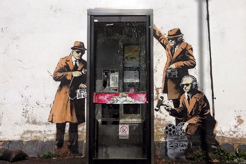Banksy kpi ze szpiegów tuż pod kwaterą brytyjskiej agencji, która pomagała NSA w globalnej inwigilacji.