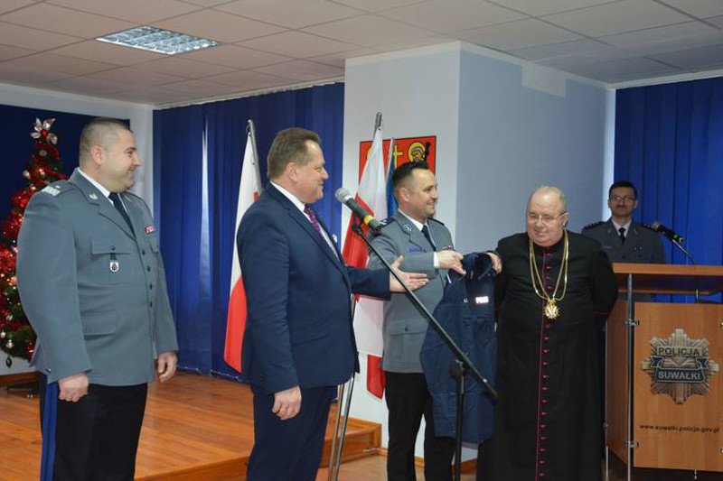 Ks. Krzysztof Kaczyński odbiera mundur od wiceministra SWiA Jarosława Zielińskiego i szefa podlaskiej policji nadinsp. Daniela Kołnierowicza