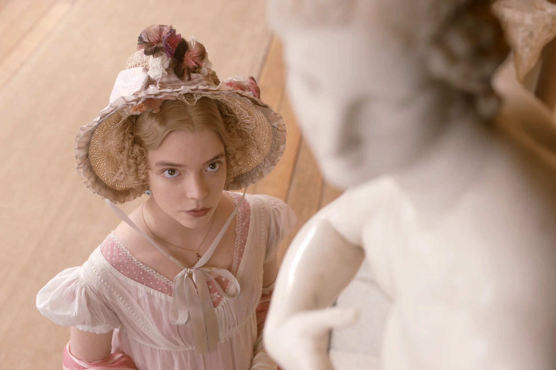 Anya Taylor-Joy w filmie "Emma".
