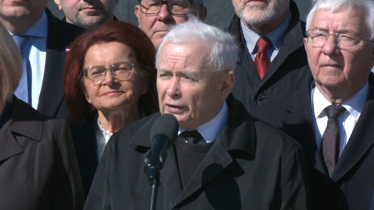 Miesięcznica smoleńska z aferą. Kaczyńskiego podburzyły krzyki demonstrantów. Jarosław Kaczyński