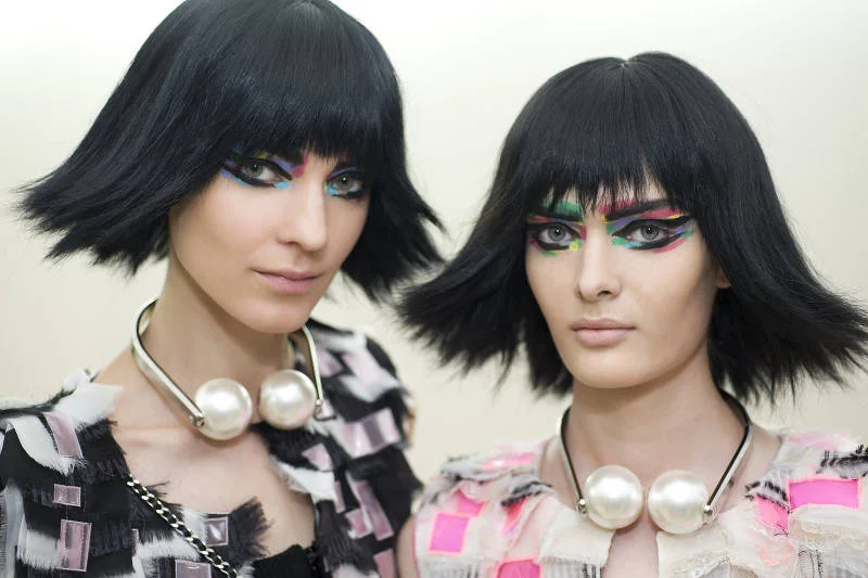 Modelki w awangardowym makijażu. Pret-a-porter wiosna-lato 2014 Chanel.