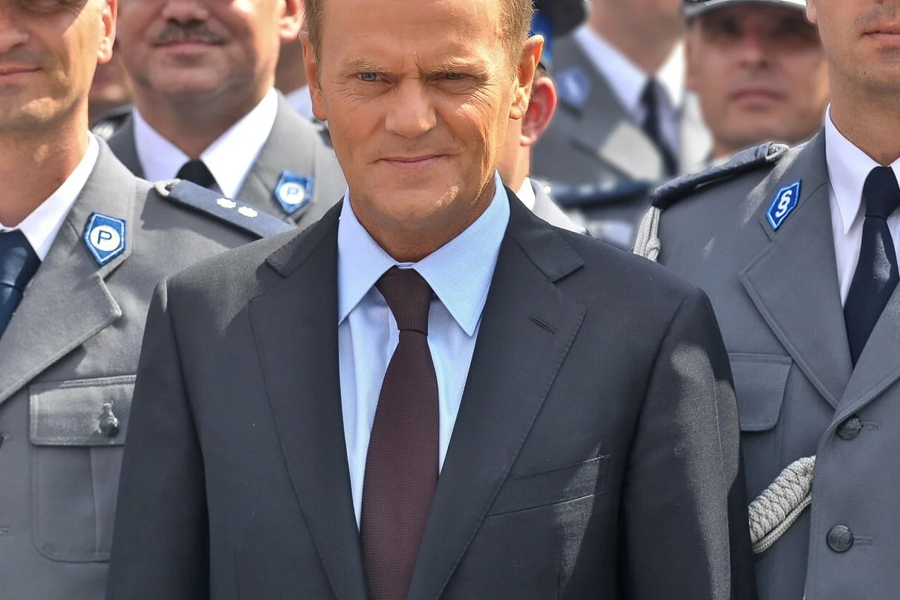 Donald Tusk i policjanci.