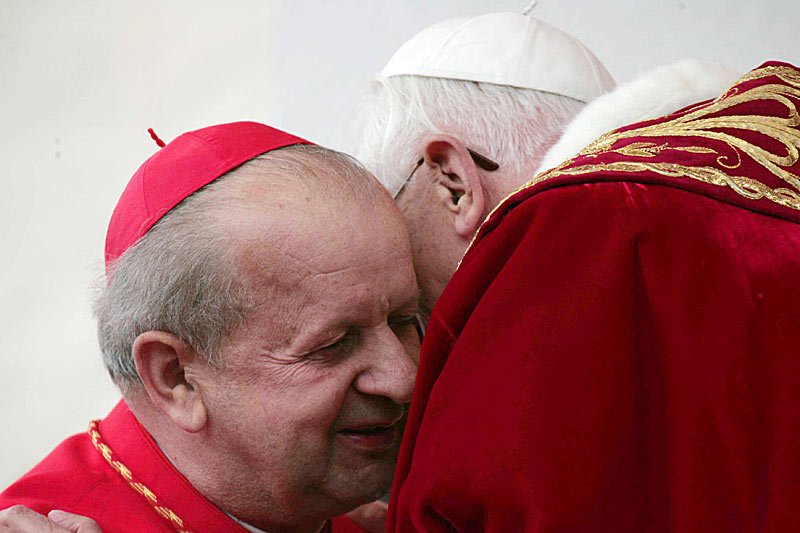 Kardynał Stanisław Dziwisz był w konflikcie z Benedyktem XVI? Podzielić miała ich szybka kanonizacja Jana Pawła II.