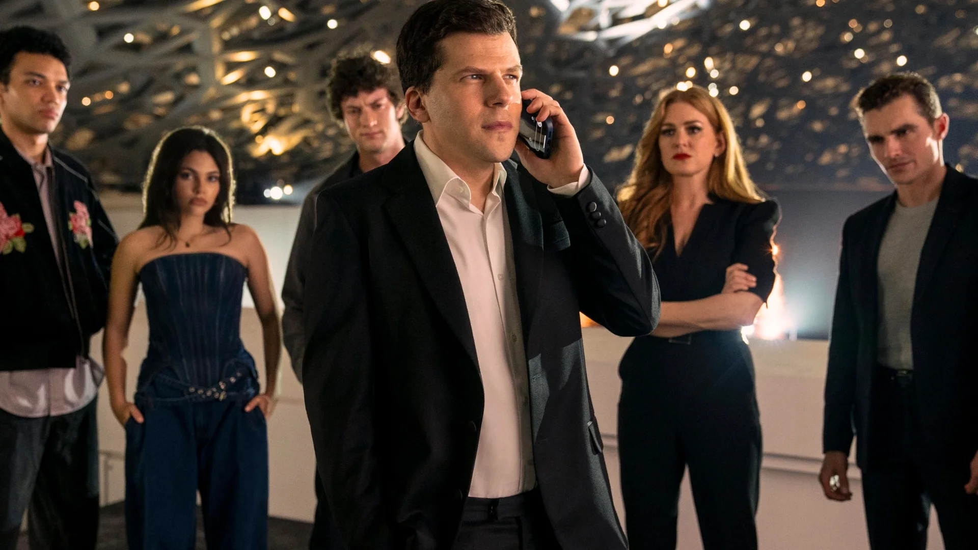 Justice Smith, Ariana Greenblatt, Dominic Sessa, Jesse Eisenberg, Isla Fisher i Dave Franco w filmie "Iluzja 3"