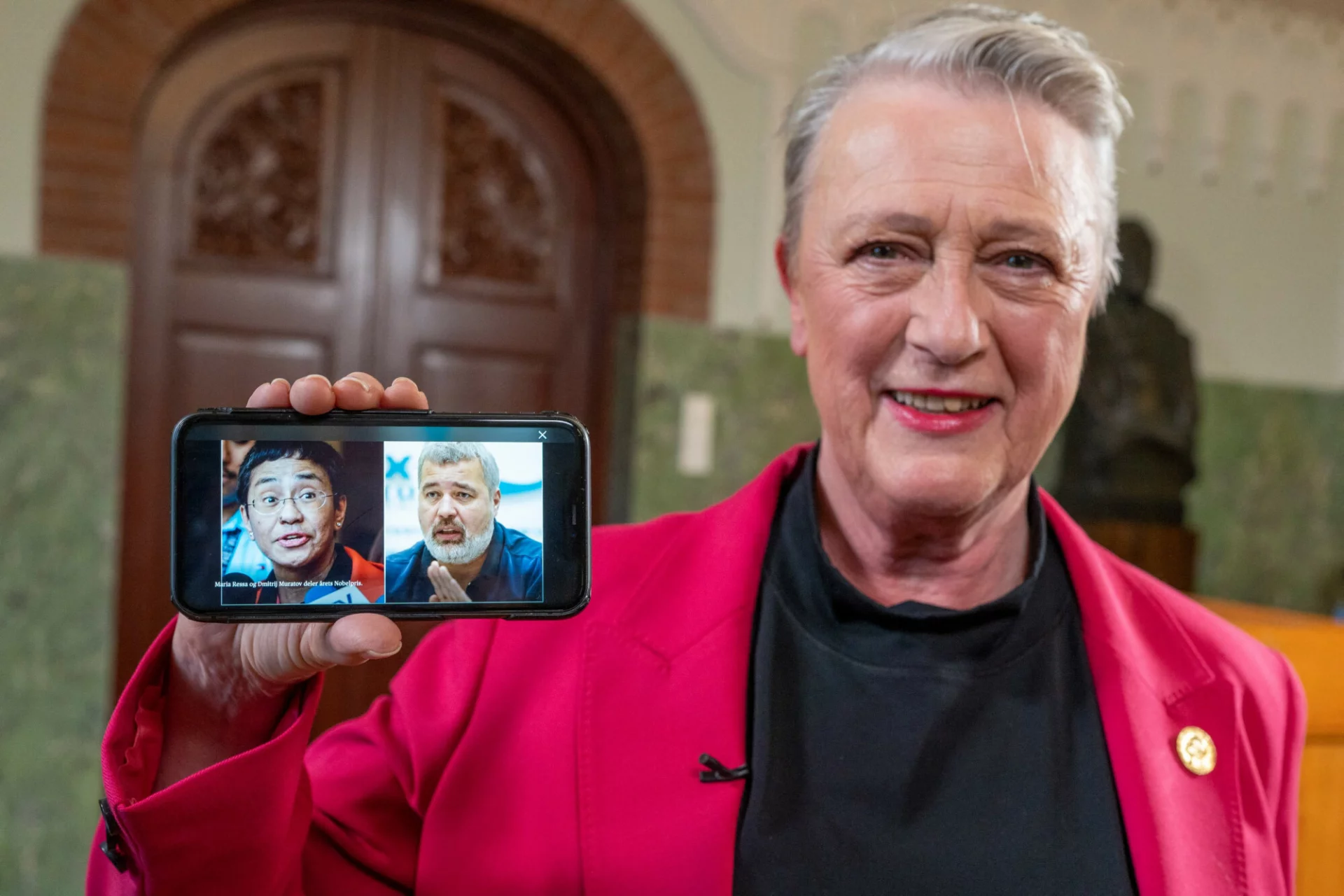 Berit Reiss-Andersen pokazuje laureatów Pokojowej Nagrody Nobla 2021.