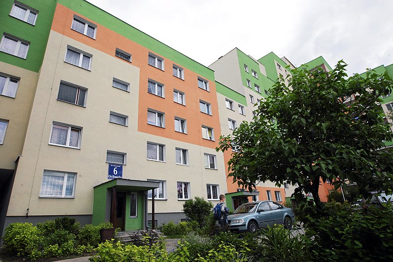 To w tym spokojnym bloku na osiedlu Rosochy w Ostrowcu Świętokrzyskim staruszka zginęła podczas amatorskich egzorcyzmów prowadzonych przez jej syna.