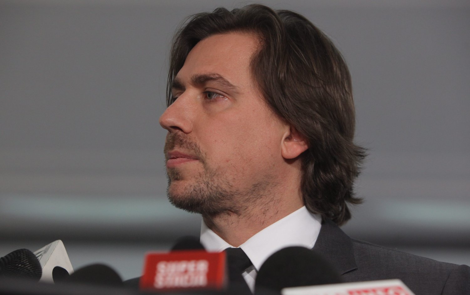 Tomasz Kaczmarek ("Agent Tomek ") podczas konferencji prasowej, po tym jak prezes Jarosław Kaczyński usunął go z PiS.