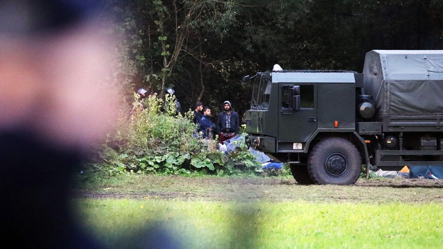 Kim są migranci, którzy napierają na granicę polsko-białoruską? Migranci na granicy Polski z Białorusią.