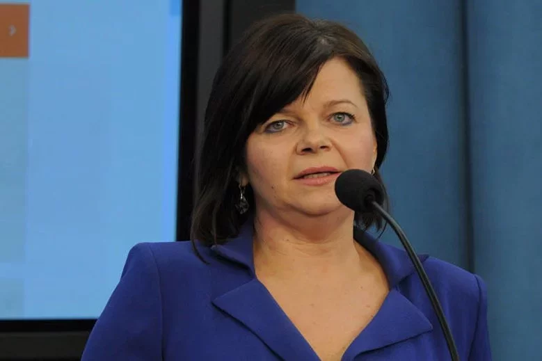 Izabela Leszczyna podczas rozmowy w czwartkowym programie "Graffiti" powiedziała, że "Prawo i Sprawiedliwość ma w rządzie antyszczepionkowców i płaskoziemców, takich jak Przemysław Czarnek".