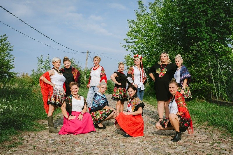 Szminką malowane to nowoczesne koło gospodyń wiejskich. Te dziewczyny wiedzą jak o siebie walczyć