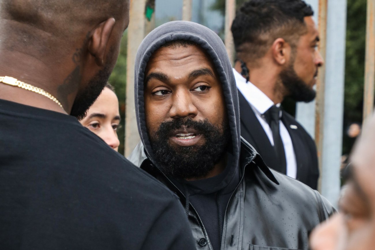 Kanye West został zablokowany przez portale społecznościowe za mowę nienawiści i antysemityzm. Kanye West został zablokowany przez portale społecznościowe za mowę nienawiści i antysemityzm.