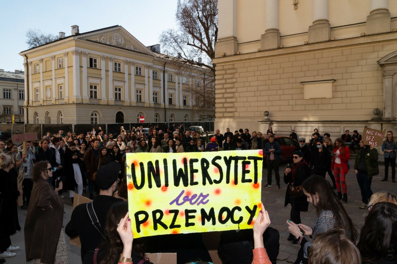 25 marca przed wydziałem polonistycznym odbyła się pikieta "STOP przemocy seksualnej na UW"