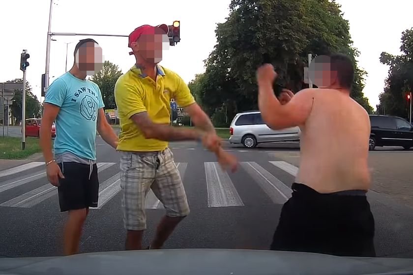 Trzech mężczyzn postanowiło wyrównać porachunki na środku pasów