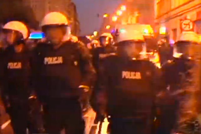 W Poznaniu doszło do przepychanek między uczestnikami "Czarnego Marszu", a policją