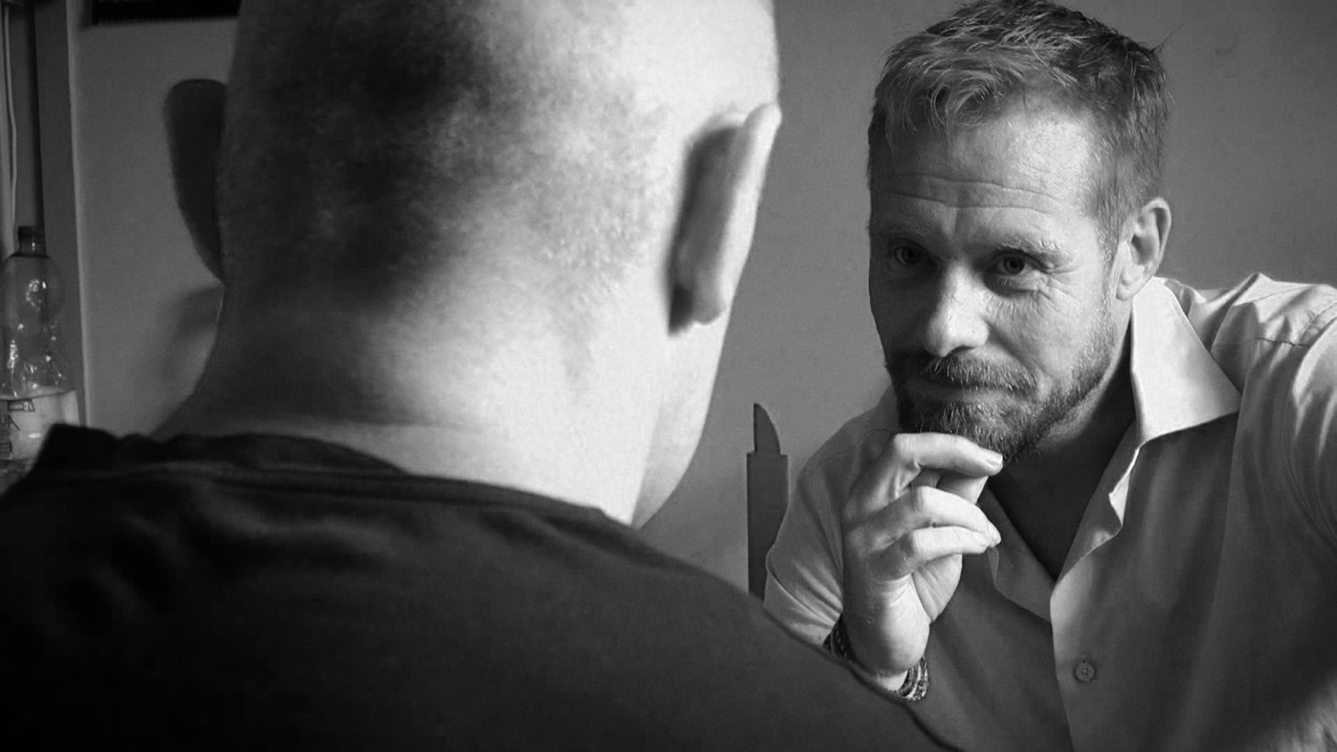 Rinke Rooyens podczas rozmowy z osadzonym w Zakładzie Karnym w Krzywańcu