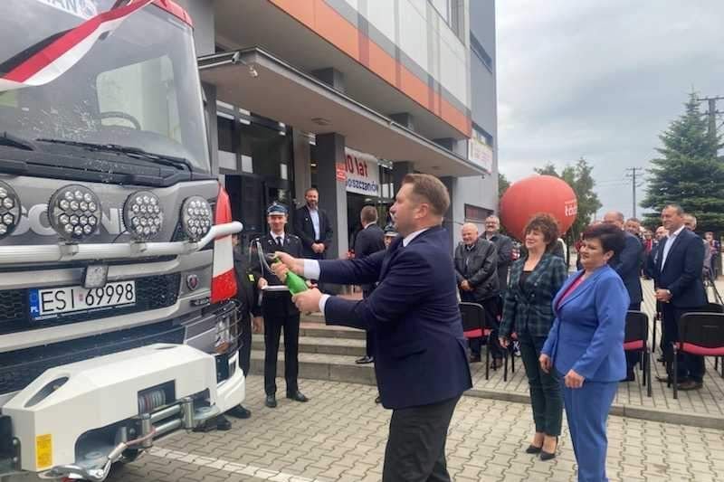 Przemysław Czarnek "podarował" wóz straży pożarnej w Goszczanowie.