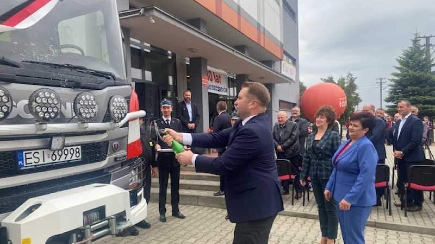 Przemysław Czarnek "podarował" wóz straży pożarnej w Goszczanowie.