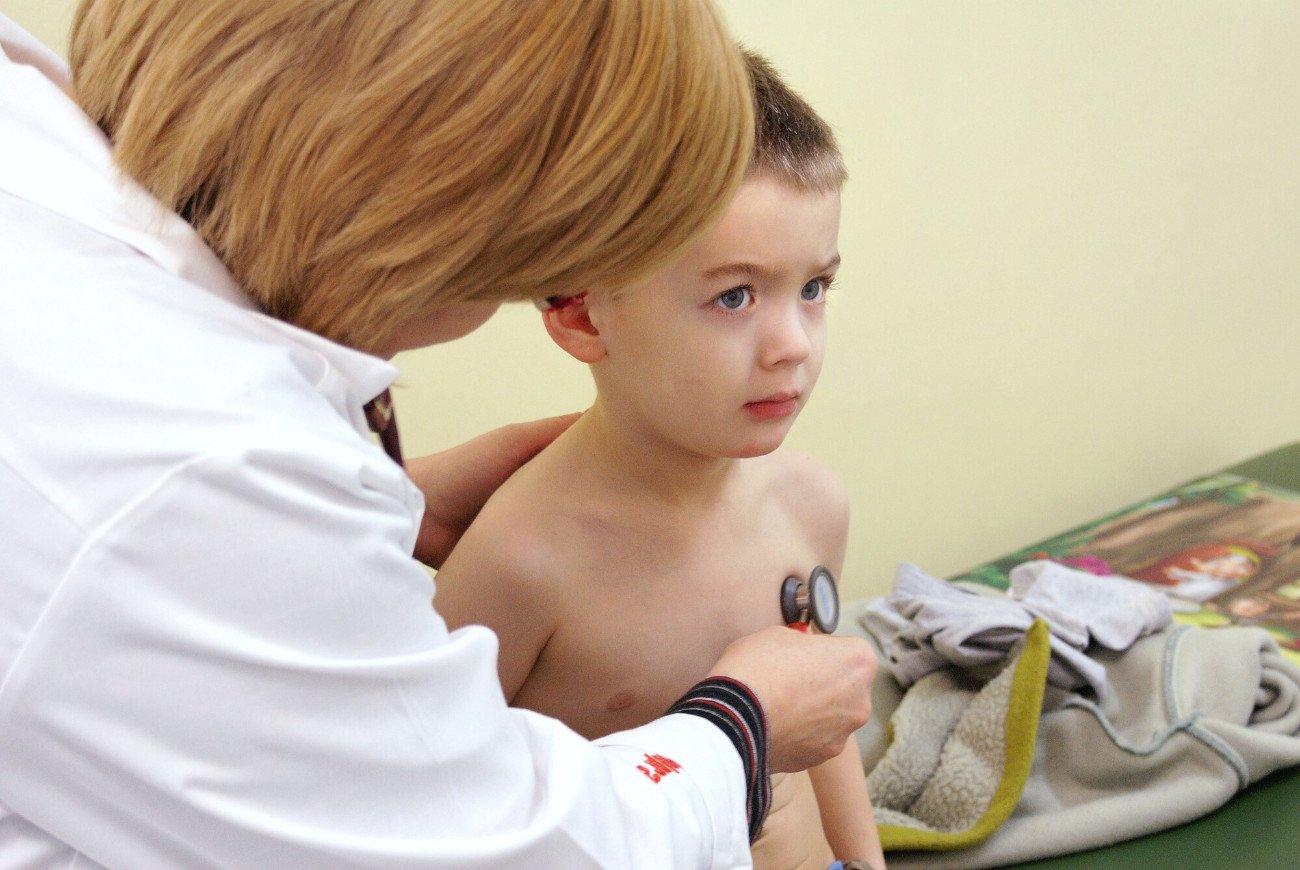 Niestety liczba szczepień dzieci przeciw grypie czy COVID-19 jest znikoma. Efekt? Oddziały pediatryczne pękają obecnie w szwach.