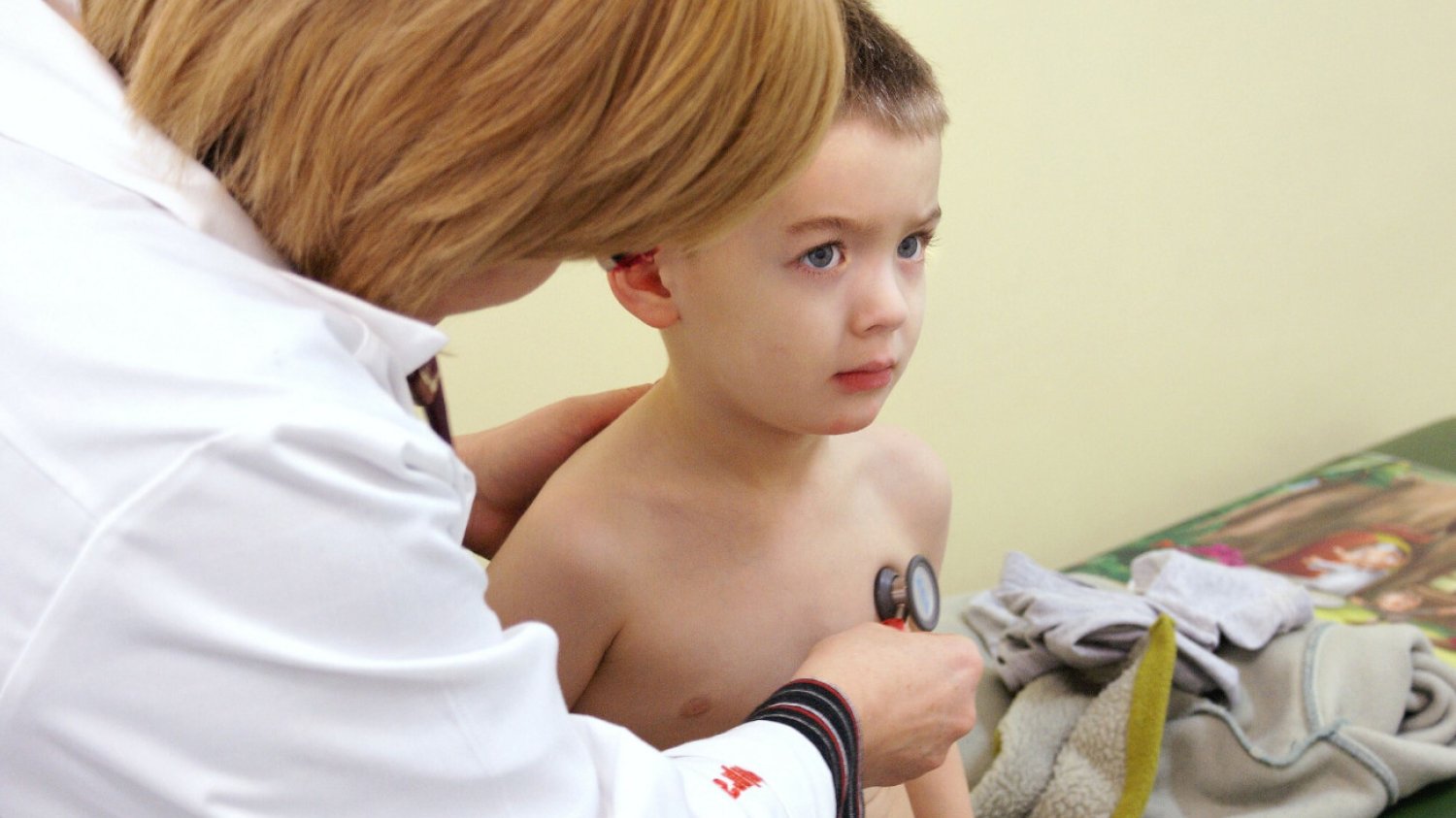 Niestety liczba szczepień dzieci przeciw grypie czy COVID-19 jest znikoma. Efekt? Oddziały pediatryczne pękają obecnie w szwach.