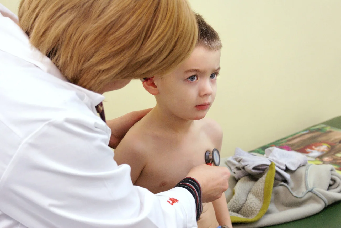 Niestety liczba szczepień dzieci przeciw grypie czy COVID-19 jest znikoma. Efekt? Oddziały pediatryczne pękają obecnie w szwach.
