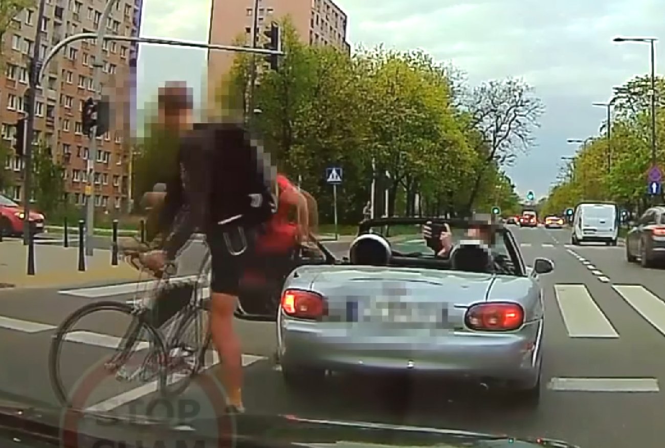 Bójka rowerzysty z kierowcą w Warszawie. Nagranie trafiło do sieci.