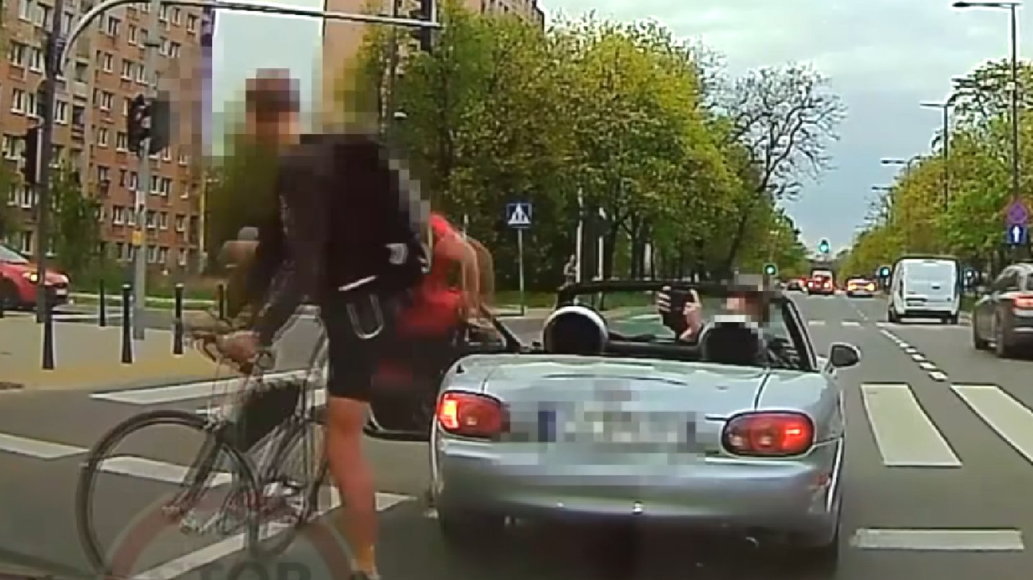 Bójka rowerzysty z kierowcą w Warszawie. Nagranie trafiło do sieci.
