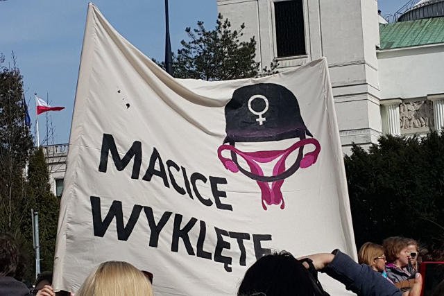 Pod Sejmem zebrali się protestujący.