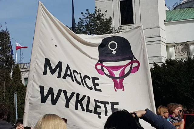 Pod Sejmem zebrali się protestujący.